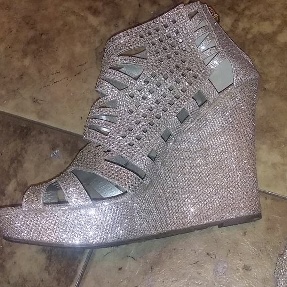 Wedged Sandals, 100% Blinged Out,Beautiful Gold. - Picture 3 of 6